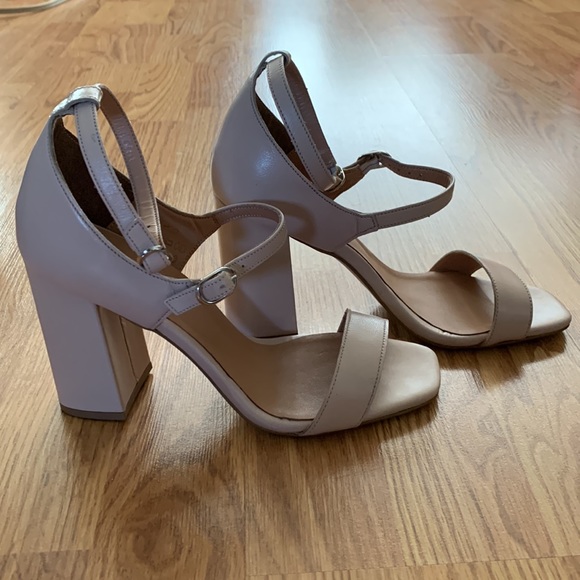 LE CHÂTEAU Heeled Sandals - Picture 1 of 7